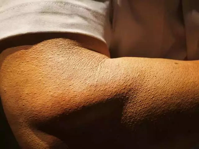 雞皮疙瘩、老年斑、皺紋、皮膚曬后顏色處理等等細節(jié)——樹脂雕塑《站崗》