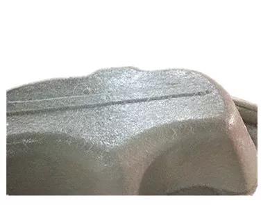 用樹脂和玻璃纖維復合在浴缸胚料的底部,使成型產品有足夠的強度