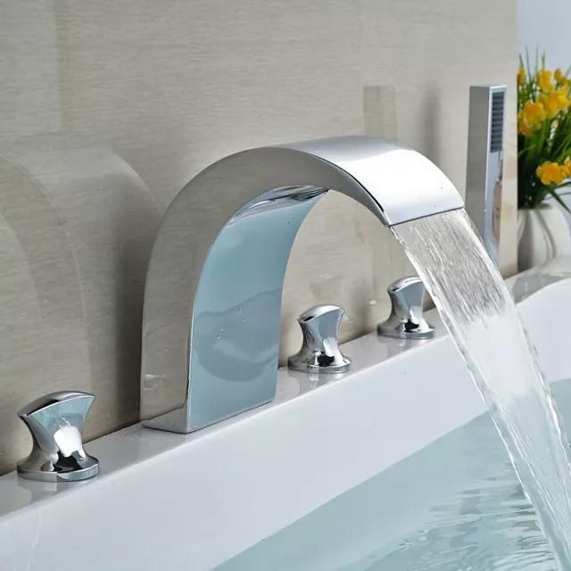 對其他水管、電氣、水龍頭等零部件進行裝拼,走過這所有步驟,一個完整的亞克力浴缸制品才得以面世