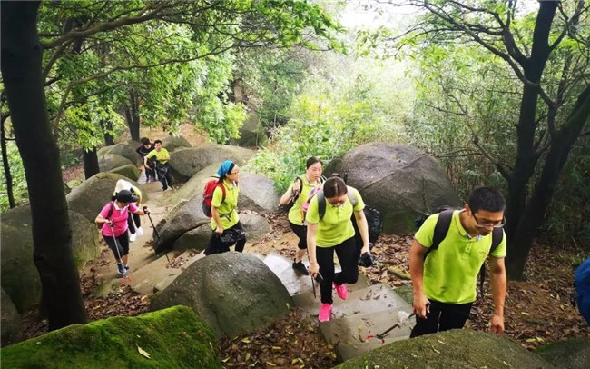 博皓人穩(wěn)健的步伐,燦爛的笑容,同心徒步