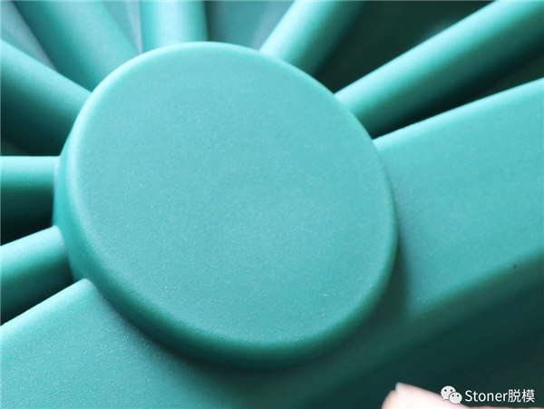 使用Stoner TraSys RotoFlow改善了產品質量，提供了沒有針孔的光滑表面！