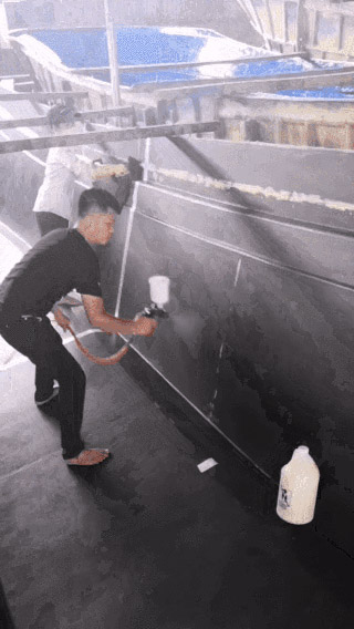 工人在FRP船模上噴涂蜜蠟HydroSpeed。它可以節省時間，勞動力和金錢！