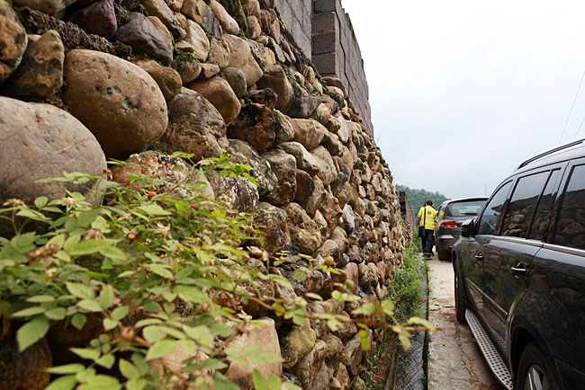 油石鄉梅嶺小學路口較窄，車隊只能停在路邊，步行上去