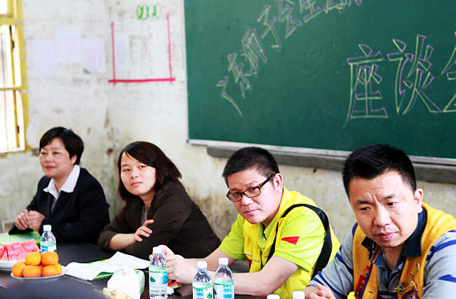 上猶團縣委曾書記（左二）、廣東獅子會星海隊的前任隊長吳志強獅兄、現任隊長宋衛星獅兄在座談會